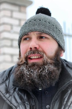 sakallı adam şapka kış