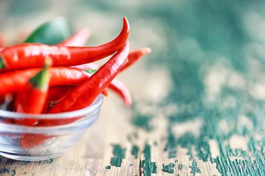 Acı kırmızı biber. Siyah üzerine Şili biberi.