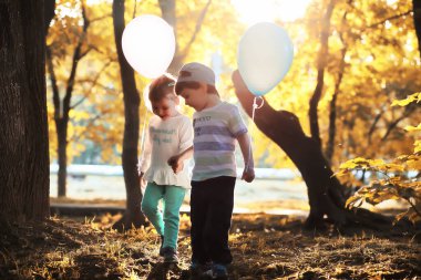 Küçük çocuk bir parkta yürüyüş
