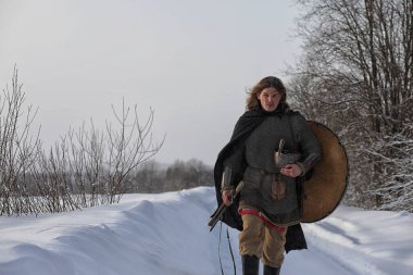 Defender'ı posta zırh genç savaşçı