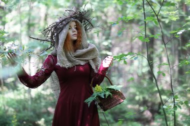 Falcı bir ayin düzenler.