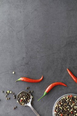 Acı kırmızı biber. Siyah üzerine Şili biberi.