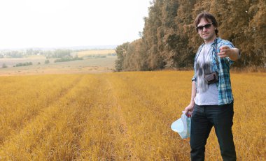 Genç bir adam haritaya bakar sonbahar mevsimi