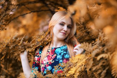 Bir şemsiye ile sokakta kız