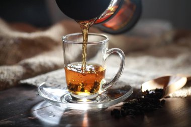 Bir hizmet tabloda çay demlendi