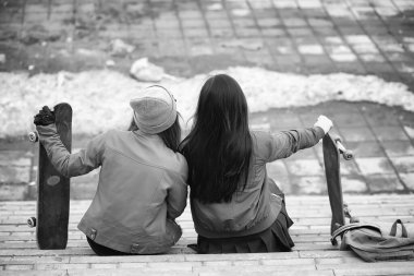 Genç hippi kız bir kaykay sürme. Kızlar kız f