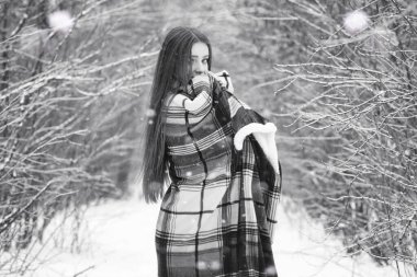 Bir kız bir kış bulutlu günde