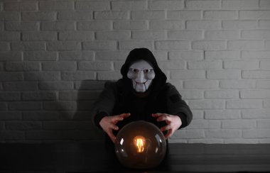 Bir fortune teller top olan bir adam