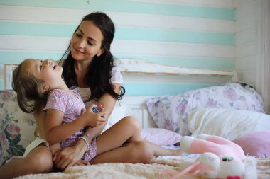 Sabah tembelliği. Anne ve kızı eğleniyor..