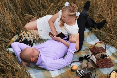 Yeni evli bir alanda sonbahar günü yürüyüş severler