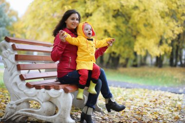 Bir çocuk dışında bir yürüyüş için yağmurluk