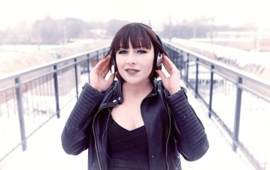 Kız müzik açık havada için dinlerken kulaklık