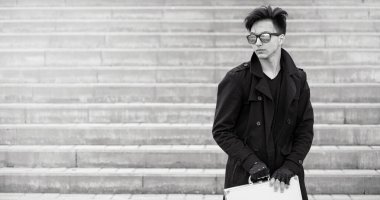 Metal bir bavulun içinde şehrin Asya adam. Asya ve gümüş ca