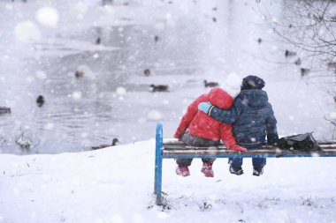 Çocuklar parkta ilk kar yürümek