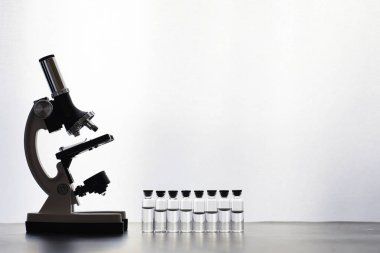 Araştırma laboratuarı. Test tüpleri ve mikroskop masanın üstünde.