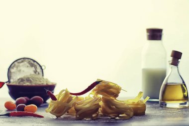 Masada pişmemiş makarna. Yuva şeklinde erişte..