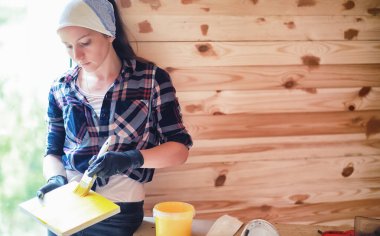 Ahşap evde fırçalı bir kadın