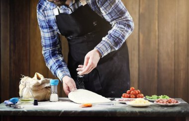 pizza hazırlama bir önlük adamım, hamur ve koyar INGR yoğurun