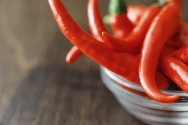 Acı kırmızı biber. Siyah üzerine Şili biberi.