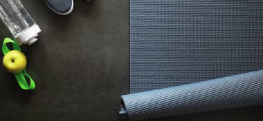 Yerde yoga pratiği yapmak için. Sağlıklı yaşam tarzı.