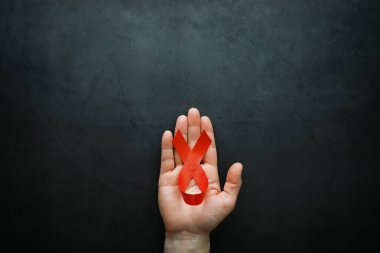 İnsan immün yetmezlik virüs hastalığının sembolü. Kırmızı kurdele. Bir o