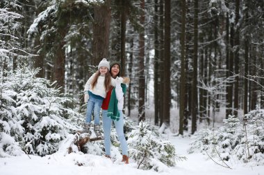 Genç bir aile yürüyüşe çıktı. Anne ve kızı şarapla yürüyorlar.