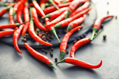 Acı kırmızı biber. Siyah üzerine Şili biberi.