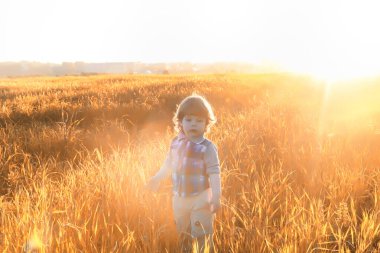 Çocuklar açık havada bir alanda
