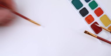 Beyaz bir kağıt üzerine resimler çizmek.