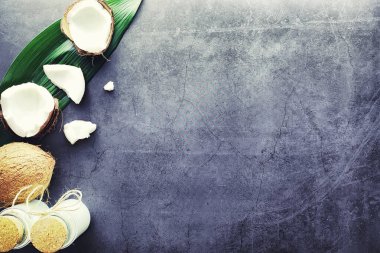 Koyu renkli bir masada hindistan cevizi. Hindistan cevizi yağı..