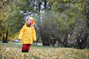 Bir çocuk dışında bir yürüyüş için yağmurluk