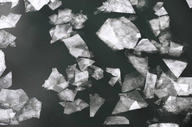 Nehirde sürükleniyor. Nehirde yüzen buz parçaları.