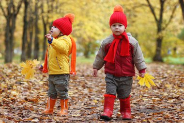Çocuklar doğada yürüyüş mesafesindedir. Alacakaranlık çocuklar dolanıyorsun