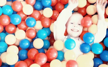 Küçük bir çocuk oyuncakla oynuyor.