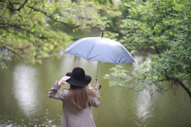 Bir ceket bir bahar parkta genç kız