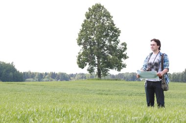 Genç bir adam bir haritaya benziyor