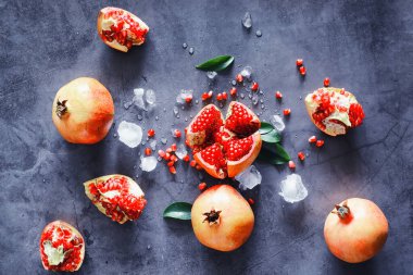 Masanın üzerinde olgun nar taneleri var. Nar suyu..