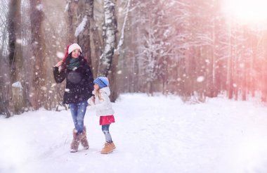 Bir kış masal, genç bir anne ve kızı bir kızak sürmek