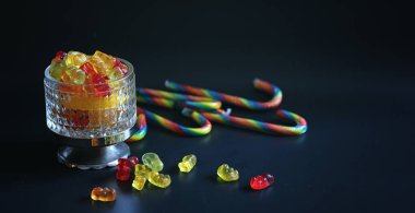 Masanın üzerinde bir vazoda marmelat. Tatlılar bir kase üzerinde siyah bir ba