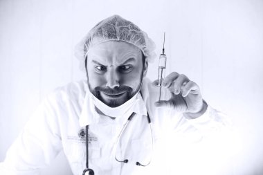 Siyah ve beyaz fotoğraf sakallı doktor Beyaz önlük ve bir ol