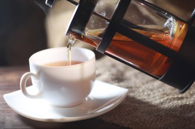 Bir hizmet tabloda çay demlendi