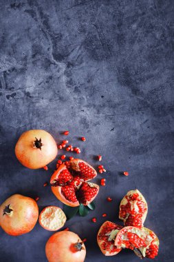 Masanın üzerinde olgun nar taneleri var. Nar suyu..