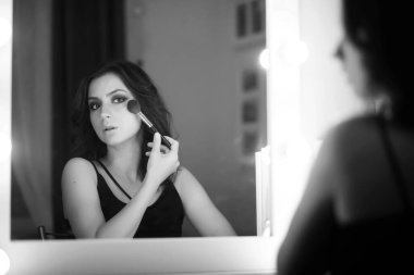 Kız makyaj siyah-beyaz yapmak