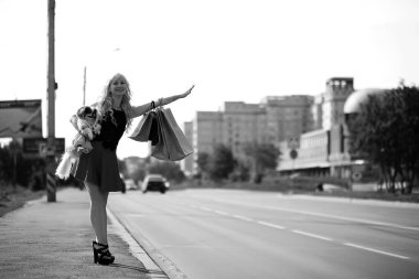 Küçük köpekli güzel sarışın.