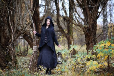 Bir ormandaki cadı elbiseli bir kadın