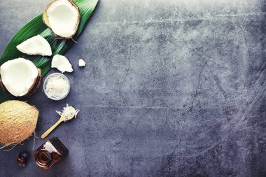 Koyu renkli bir masada hindistan cevizi. Hindistan cevizi yağı..