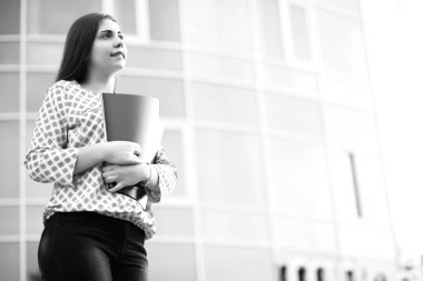 İş kadını siyah ve beyaz fotoğraf