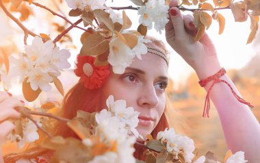 Bir parkta yürümek bir kız. Bahar Kızıl saçlı kız 