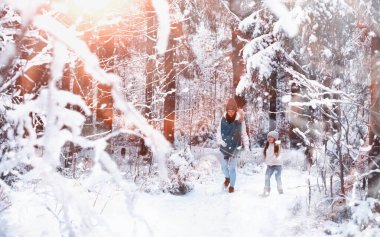 Genç bir aile yürüyüşe çıktı. Anne ve kızı şarapla yürüyorlar.