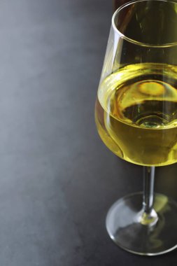 Masada şeffaf beyaz şarap şişesi var. Beyaz şarap!